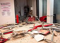 Teile eines gesprengten Geldautomaten und einer Bankeinrichtung liegen in einem Einkaufszentrum verteilt.