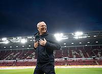 Freiburgs Trainer Christian Streich im Stadion.
