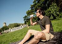Ausreichend trinken - das ist an Sommertagen besonders wichtig. Eiskaltes Wasser sollte es aber besser nicht sein, denn das kann zu Magenkrämpfen führen.