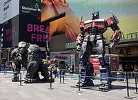 Übergroße Roboterfiguren stehen auf dem Times Square, um für den neuen «Transporters»-Film zu werben.