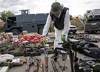 Die kosovarische Polizei zeigt nach den Kämpfen mit dem Kommandotrupp beschlagnahmte Waffen und militärische Ausrüstung.