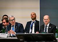 Bundeskanzler Olaf Scholz (r, SPD) und Alberto van Klaveren Stork (3.v.l), Außenminister von Chile, sitzen während der Weltklimakonferenz der Vereinten Nationen bei der Veranstaltung «Climate Club Full Launch».