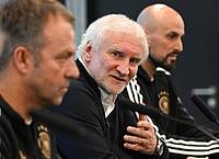 DFB-Sportdirektor Rudi Völler (M.) setzte sich bewusst zwischen Bundestrainer Hansi Flick (l) und U21-Coach Antonio Di Salvo.