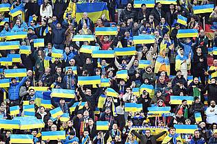 Fans aus der Ukraine feierten ihre Mannschaft in Leverkusen.
