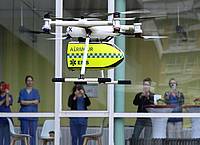 Eine unbemannte Drohne landet während einer Demonstration auf dem Gelände der Pathologie am Klinikum Kassel.